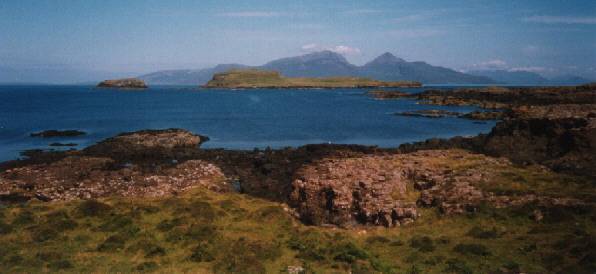 Eilean nan Each from Muck with Rum in the background. Click on the picture to enter.